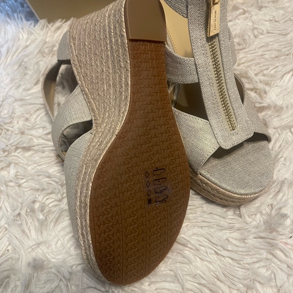 Michael Kors Metallic Linen
Damita Wedge - Picture 5 of 11